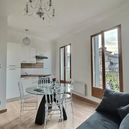 De Charme Avec Balcon Au Pied Des Commerces *