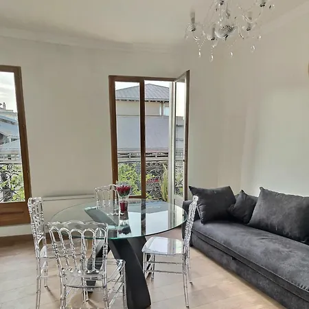 De Charme Avec Balcon Au Pied Des Commerces Beziers