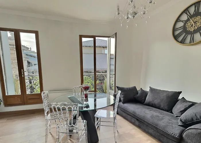 De Charme Avec Balcon Au Pied Des Commerces Béziers